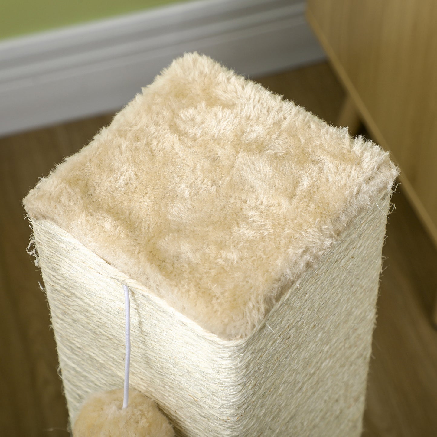 Rascador para Gatos de Yute con Base de Alfombra y Juguete Colgante - Beige
