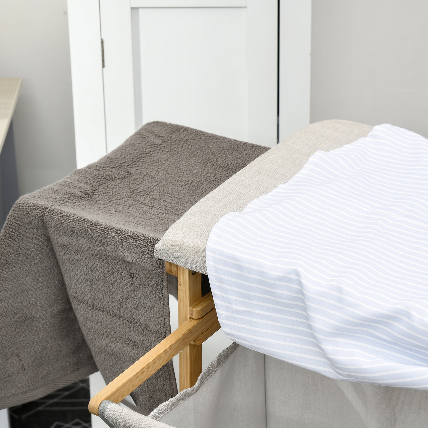 Cesto de Ropa Sucia 57,4L con Tabla de Planchar Soporte para Plancha 3 Estantes y Bolsa Extraíble 113x34x82 cm Natural